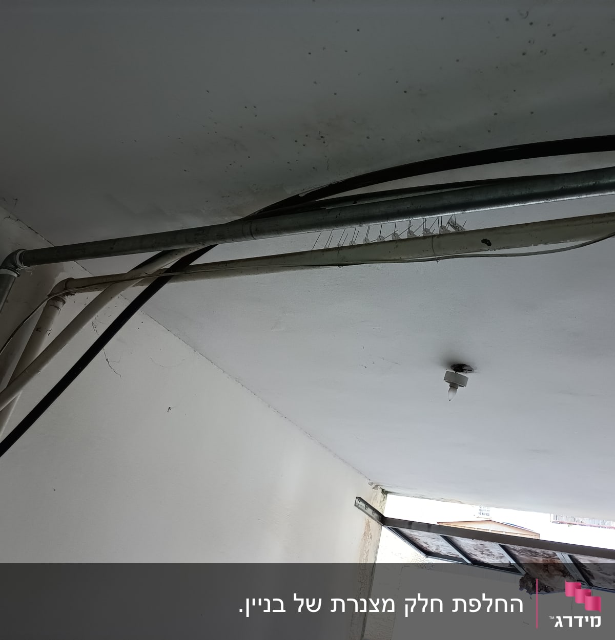 צינורות מתכת ופלסטיק בתקרה